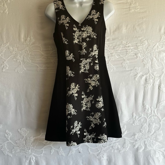 Eric + lani Black & White Floral Dress, Gothic Style,Whimsical Design,Romantic - Picture 10 of 16